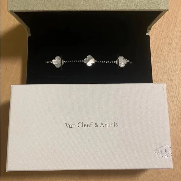 VC&A Alhambra Bracelet – Silver Mother of Pearl {Full Set} - Picture 3 of 6